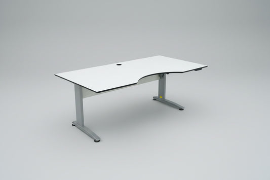 ConSet hæve-sænkebord 180x90 cm med hvid laminatplade, mavebue og sort kant – skrå vinkel