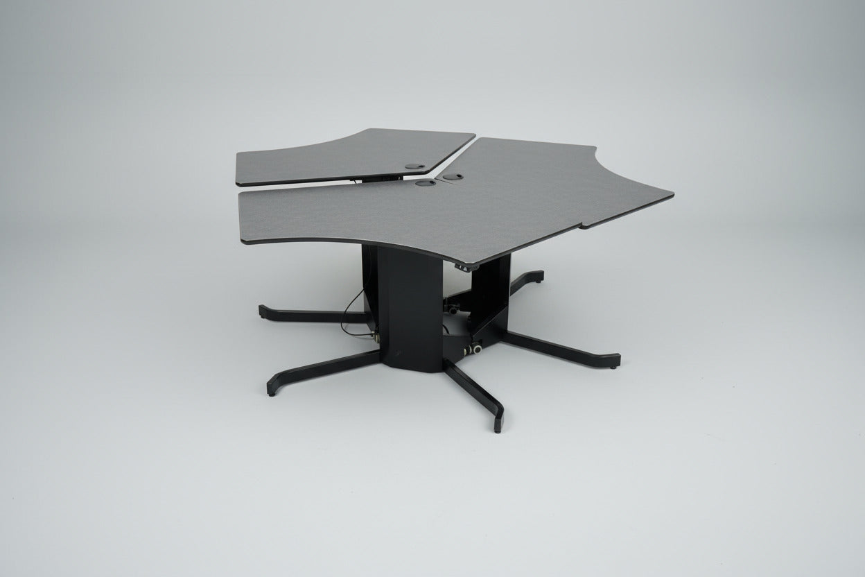 Nærbillede af bordplade og stel på Conset hæve-sænkebord i sort.