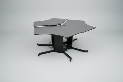 Nærbillede af bordplade og stel på Conset hæve-sænkebord i sort.