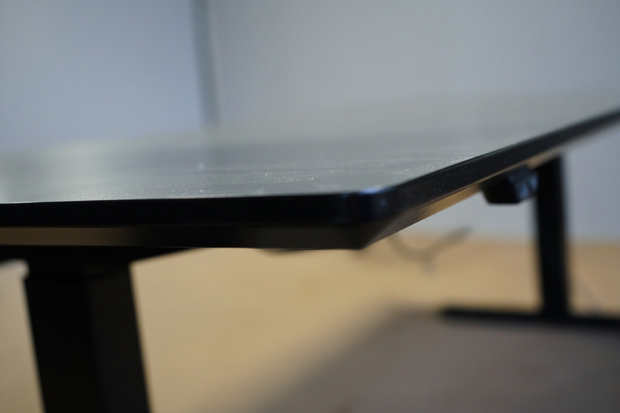 Close up af Cube Design bordplade i antracitgrå laminat med sort affaset kant