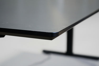 Close up af Cube Design bordplade i antracitgrå laminat med sort affaset kant
