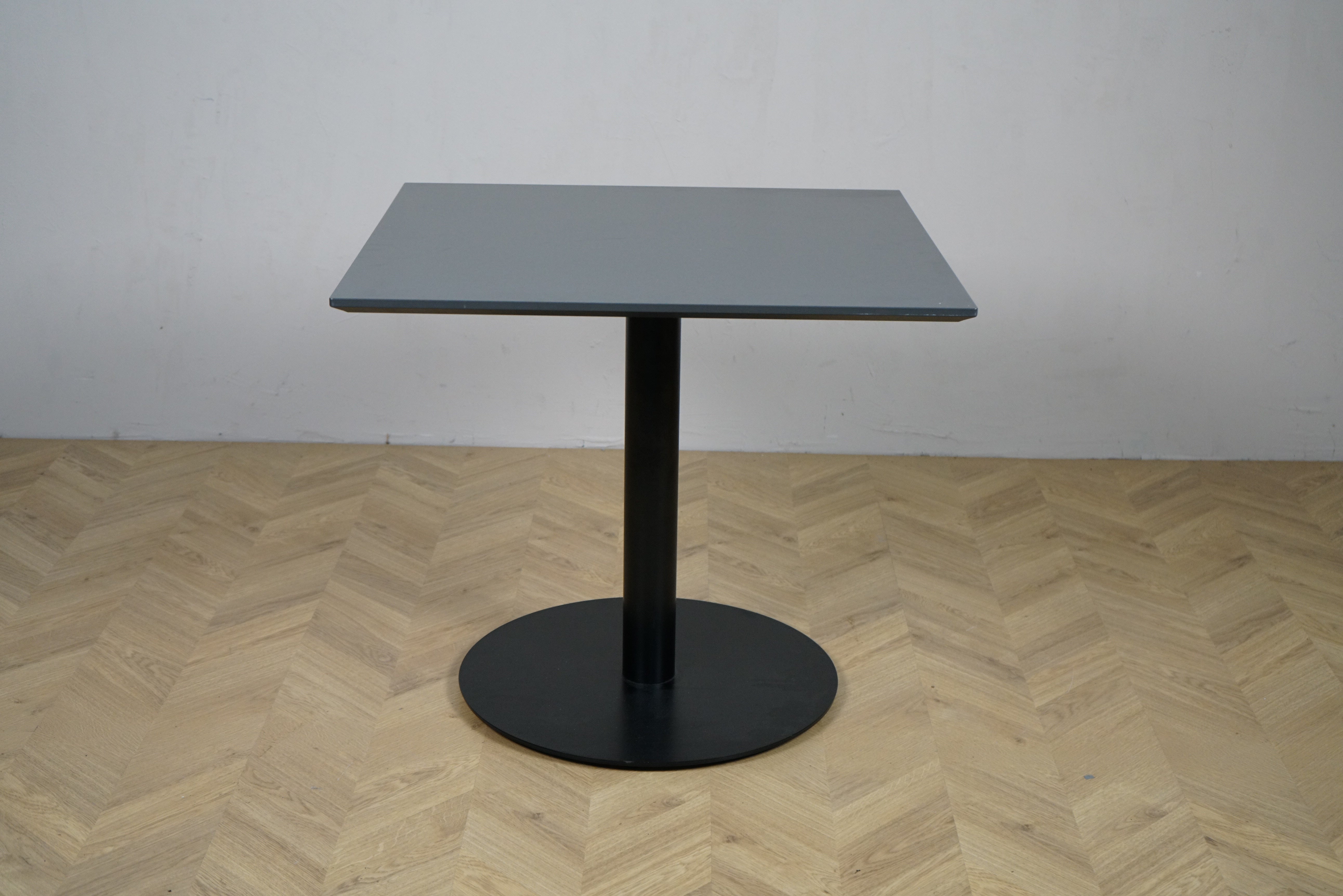 Cube Design cafébord i mørkegrå laminat med sort metalstel set forfra