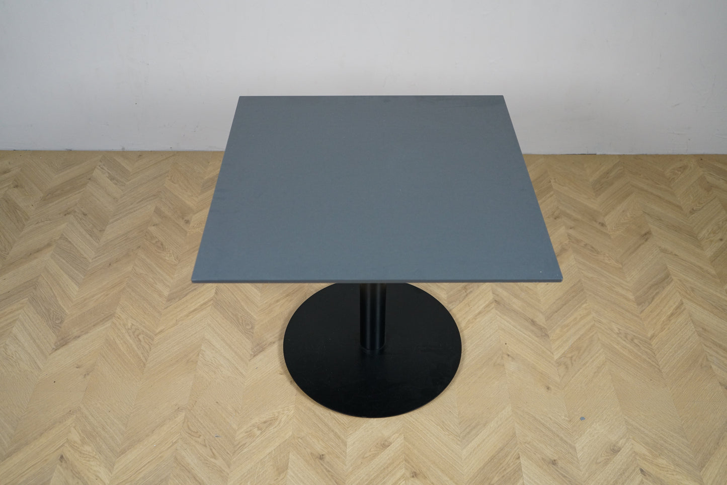 Cube Design firkantet cafébord set ovenfra med mørkegrå laminat bordplade