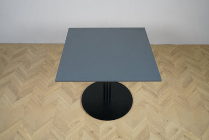 Cube Design firkantet cafébord set ovenfra med mørkegrå laminat bordplade