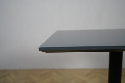 Close up af Cube Design cafébord med mørkegrå laminat bordplade og affaset kant