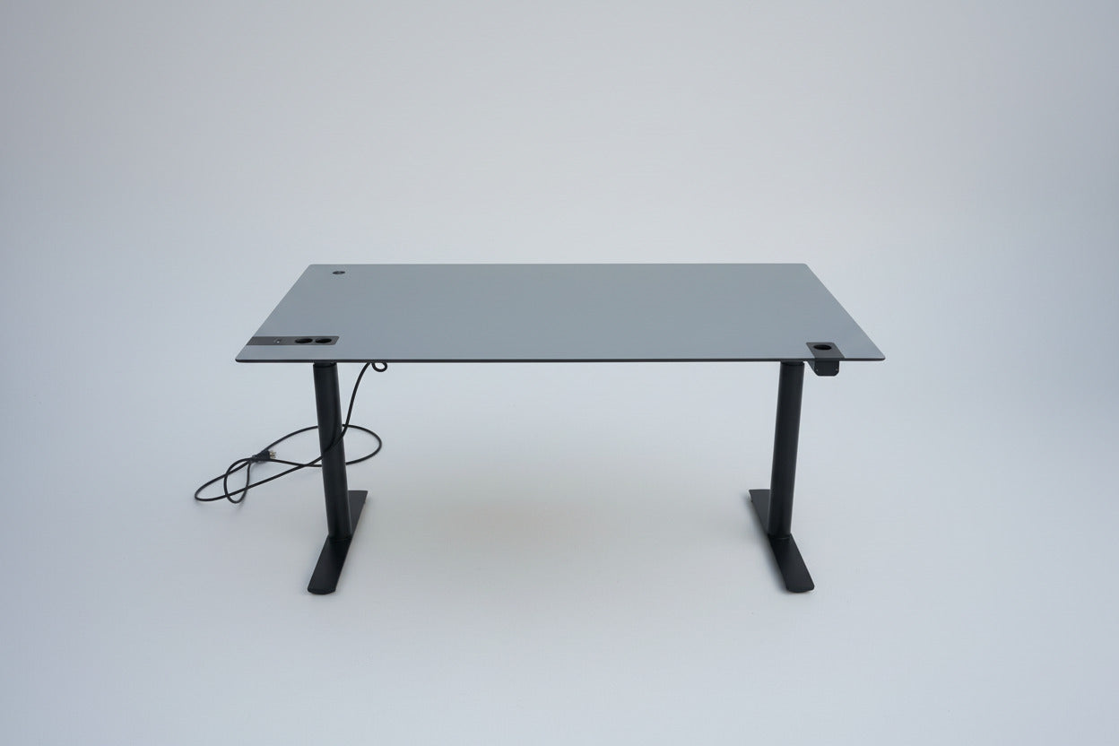 Cube Design hæve-sænkebord set bagfra med integreret kabelbakke