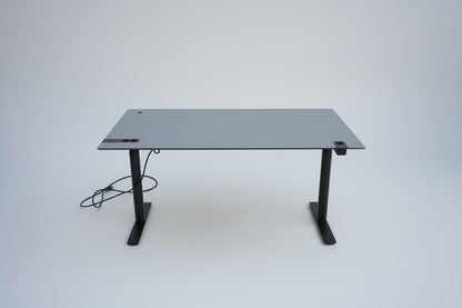 Cube Design hæve-sænkebord set bagfra med integreret kabelbakke