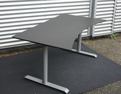 Cube Design hæve-sænkebord 160x90 cm i sort set fra siden med elegant buet bordplade.