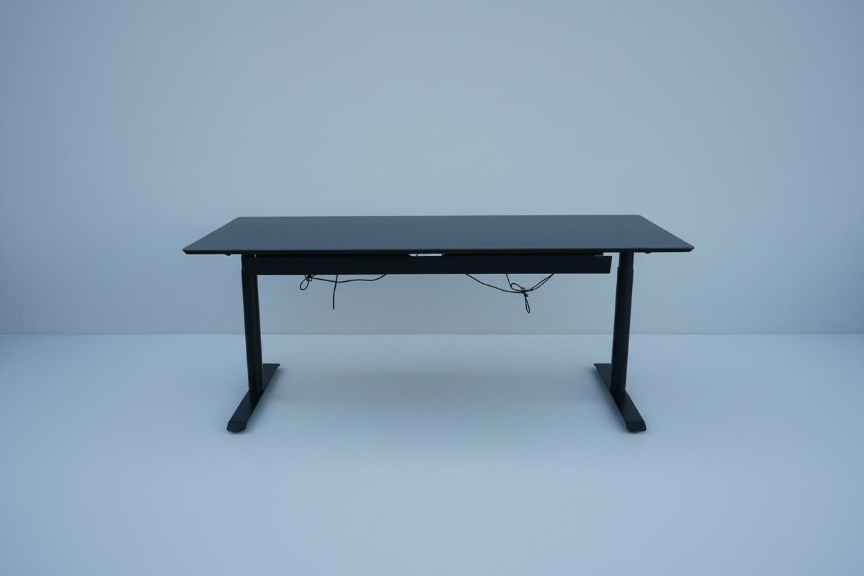 Cube Design hæve-sænkebord bagfra med sort kabelbakke