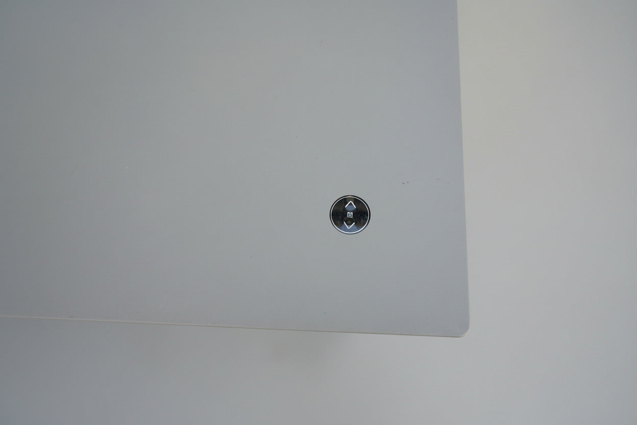 Betjeningspanel til højdejustering på Cube Design hæve-sænkebord