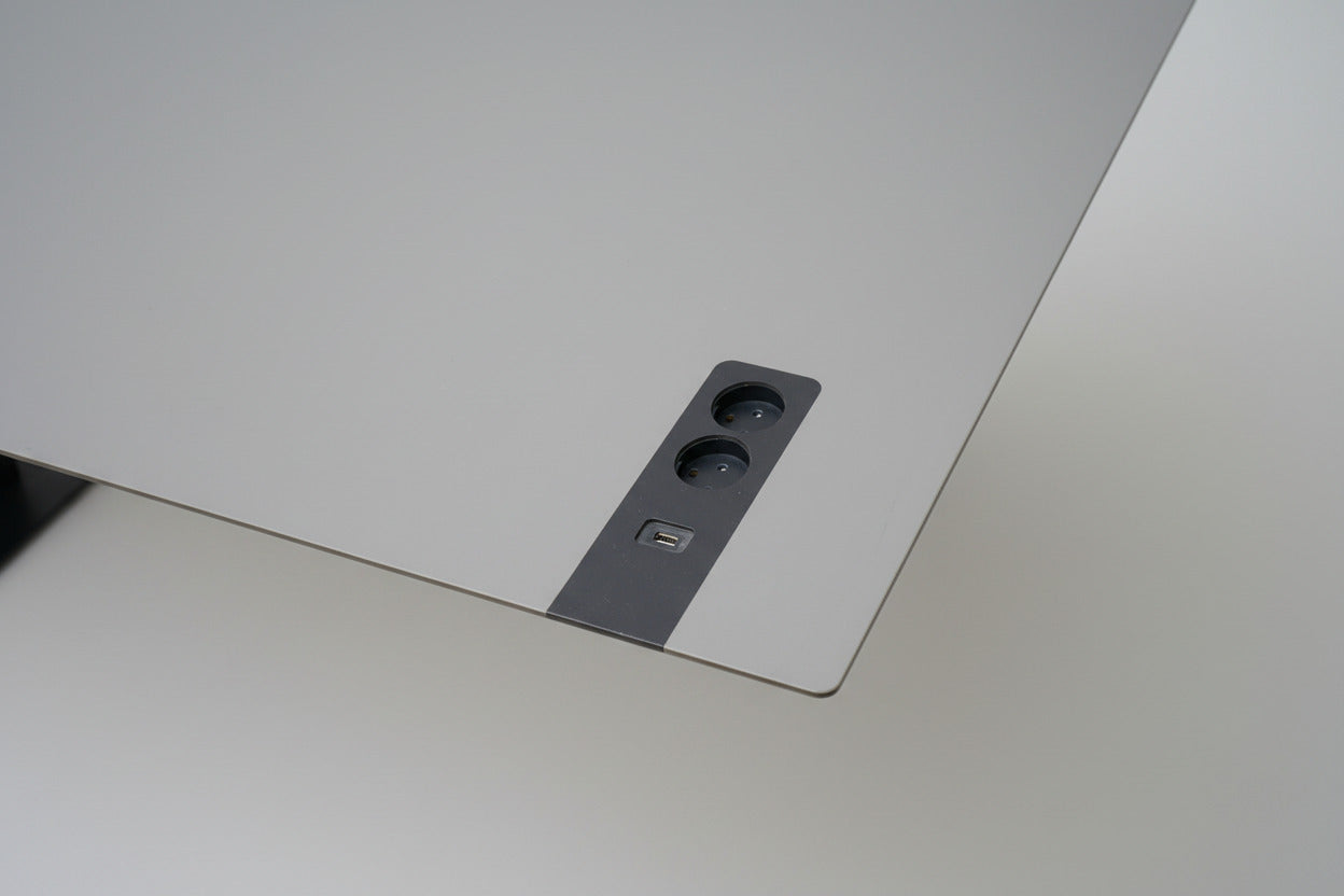 Dobbelt stikkontakt integreret i Cube Design hæve-sænkebord