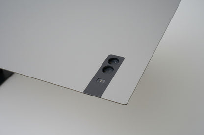 Dobbelt stikkontakt integreret i Cube Design hæve-sænkebord