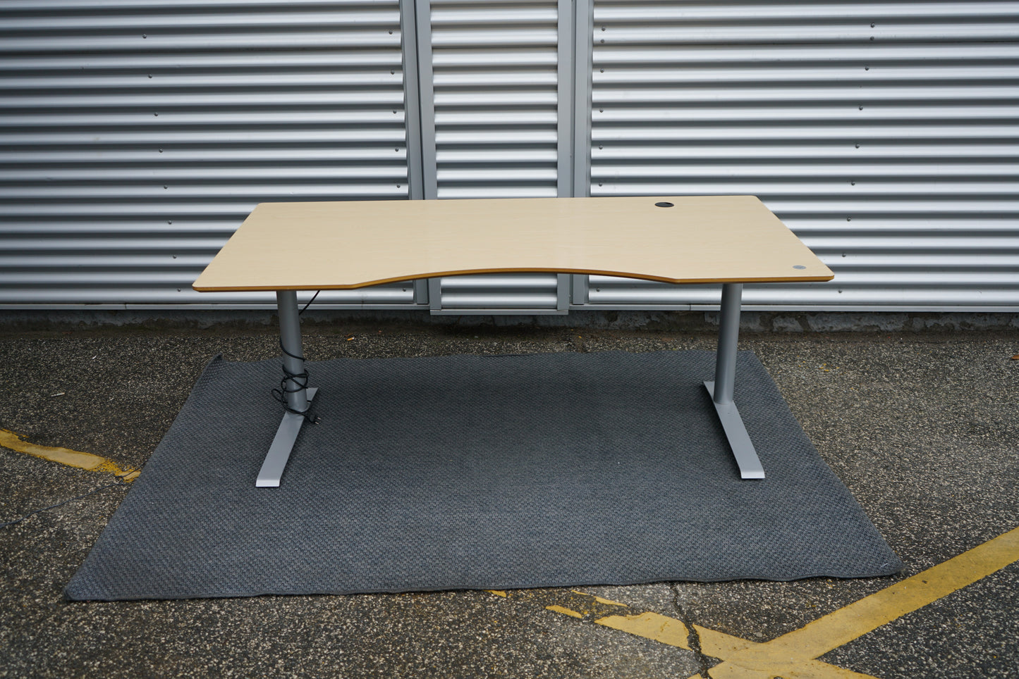 Cube Design hæve-sænkebord i egetræ set forfra med mavebue, justerbart stel og kabelgennemføring, 180x90 cm.