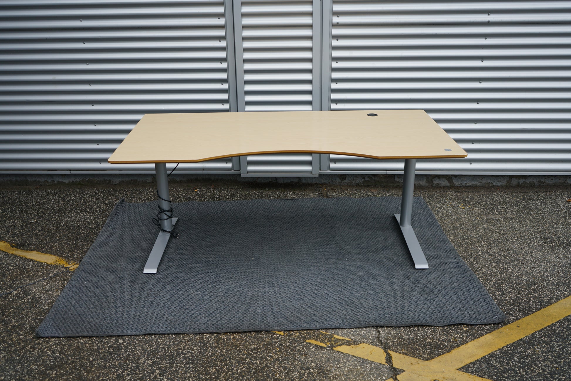 Cube Design hæve-sænkebord i egetræ set forfra med mavebue, justerbart stel og kabelgennemføring, 180x90 cm.