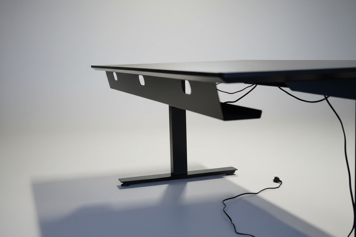 Sort kabelbakke monteret under Cube Design hæve-sænkebord