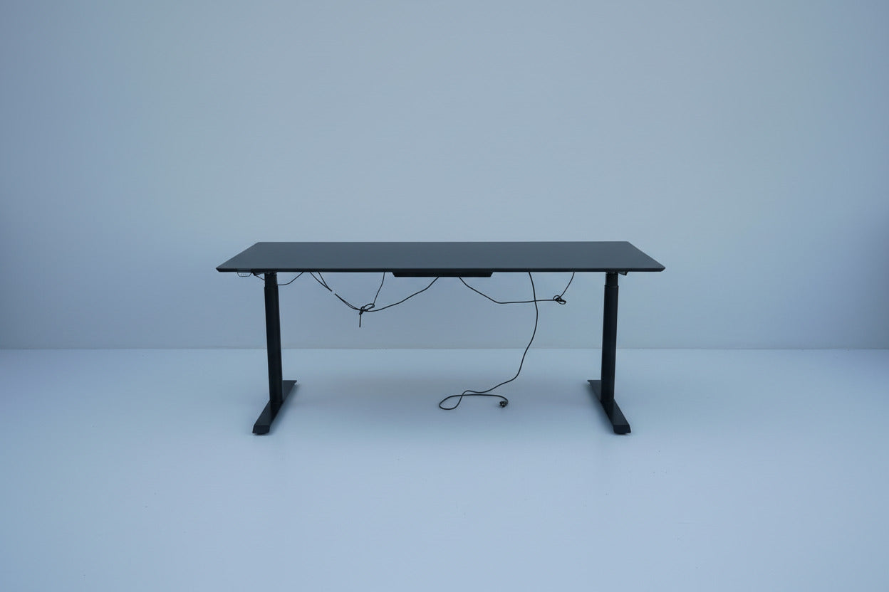Detalje af fasset kant på Cube Design hæve-sænkebord sort laminat