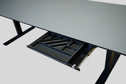Sort skuffe monteret under Cube Design hæve-sænkebord