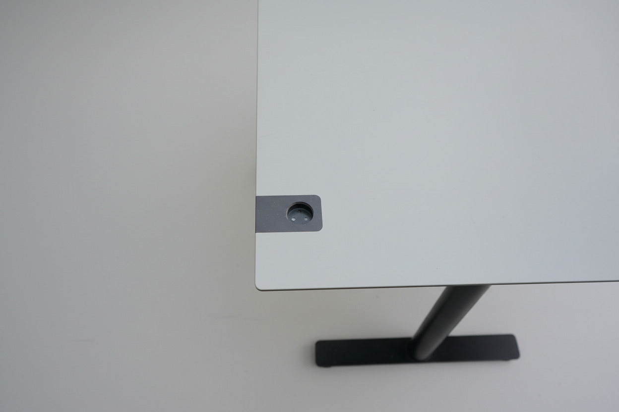 Integreret stikkontakt og USB-port i bordpladen på Cube Design hæve-sænkebord