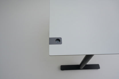 Integreret stikkontakt og USB-port i bordpladen på Cube Design hæve-sænkebord