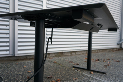Understel og kabelbakke på Cube Design hæve-sænkebord med sort LINAK stel