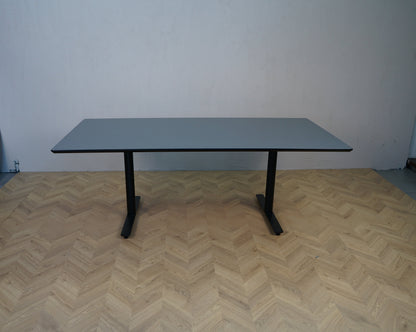 Cube Design mødebord 200x100 cm i grå laminat med sort stel set forfra