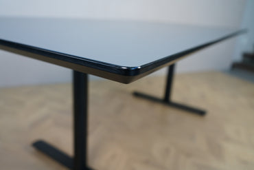 Close up af Cube Design mødebord med grå laminat bordplade og sort affaset kant