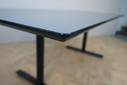 Close up af Cube Design mødebord med grå laminat bordplade og sort affaset kant