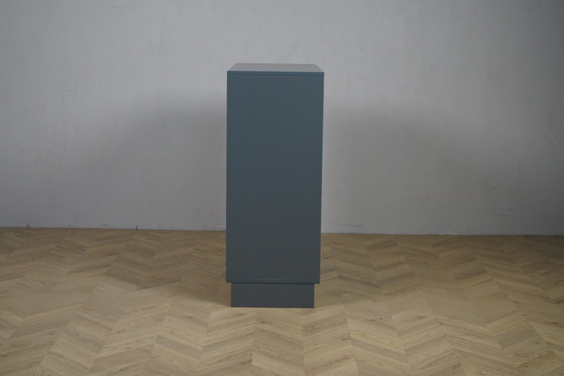 Cube Design reol med 4 rum set fra siden