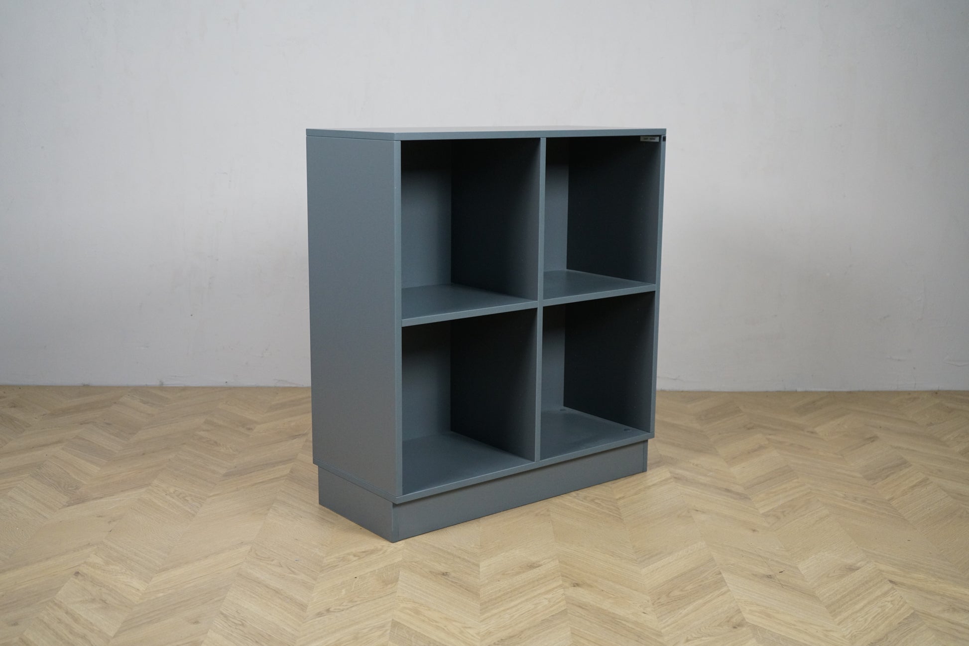 Cube Design reol med 4 rum i antracitgrå set i skrå vinkel
