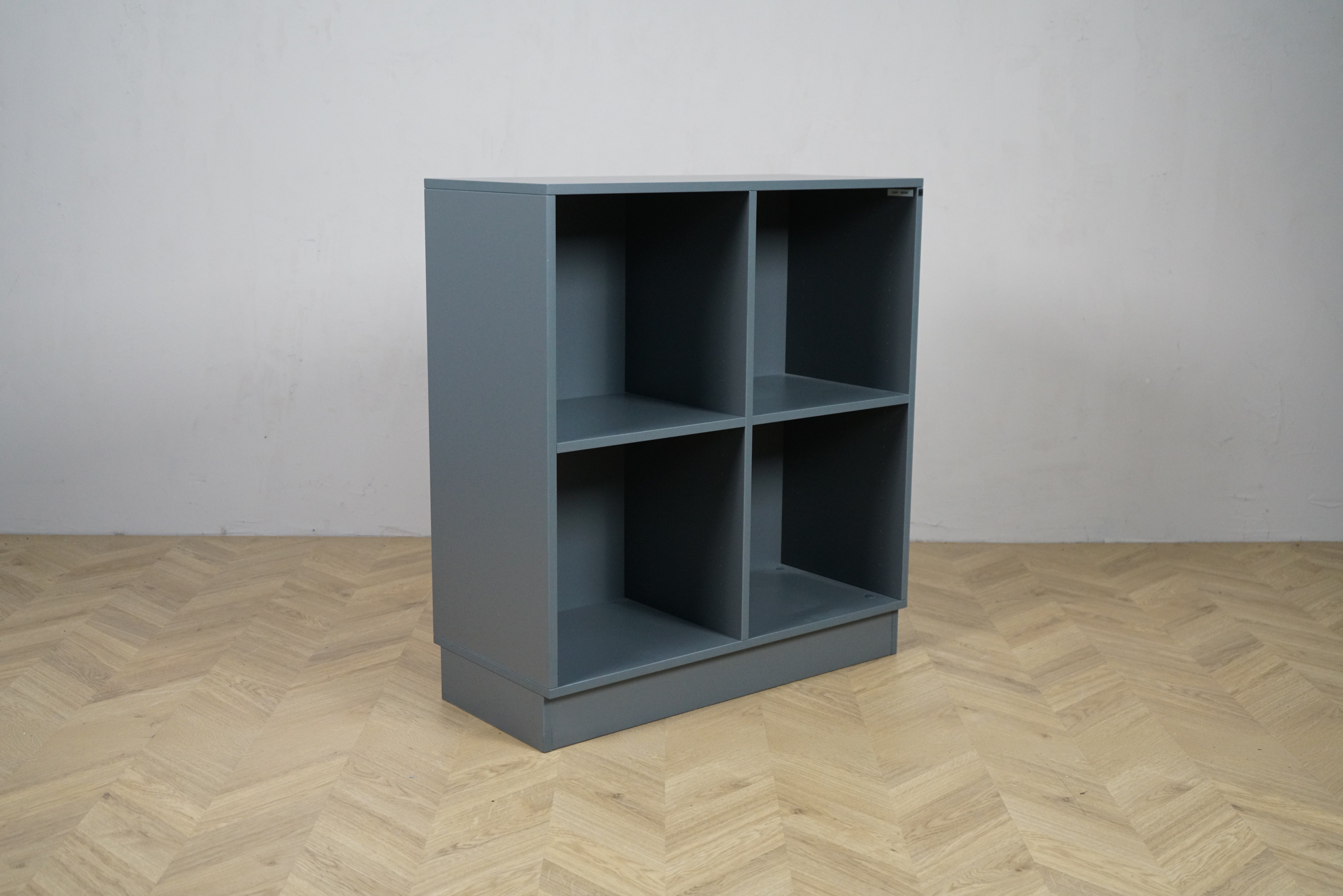 Cube Design reol med 4 rum i antracitgrå set i skrå vinkel