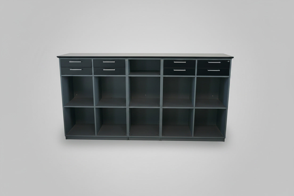 Cube Design reol i antracitgrå med 11 rum og 8 skuffer set forfra med mørkegrå topplade