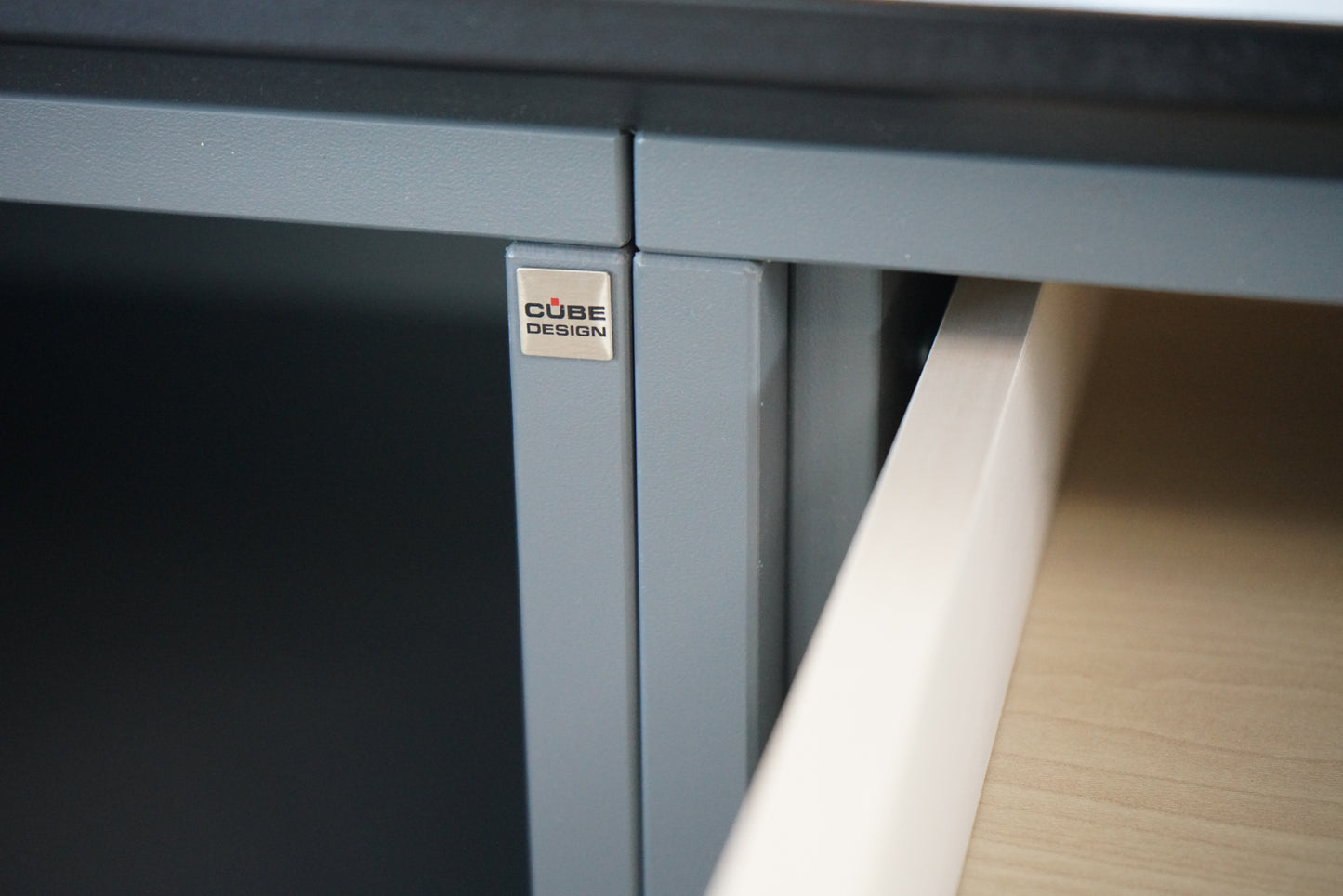 Cube Design logo på reol i antracitgrå kvalitetsmøbel til kontor