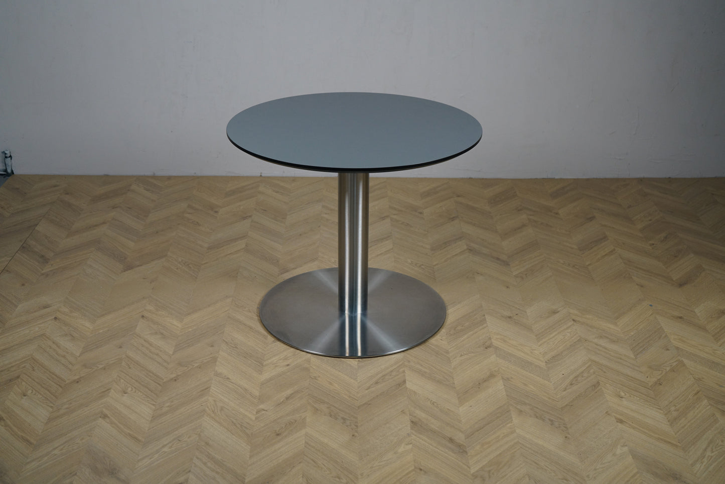 Cube Design rundt cafébord i antracitgrå nano laminat med krom stel set forfra