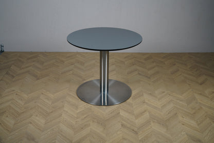 Cube Design rundt cafébord i antracitgrå nano laminat med krom stel set forfra