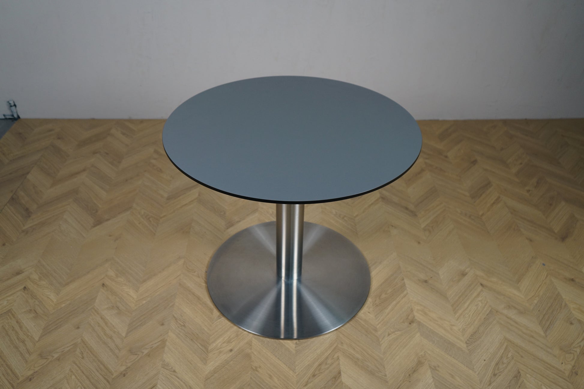 Cube Design rundt cafébord set ovenfra med antracitgrå nano laminat bordplade