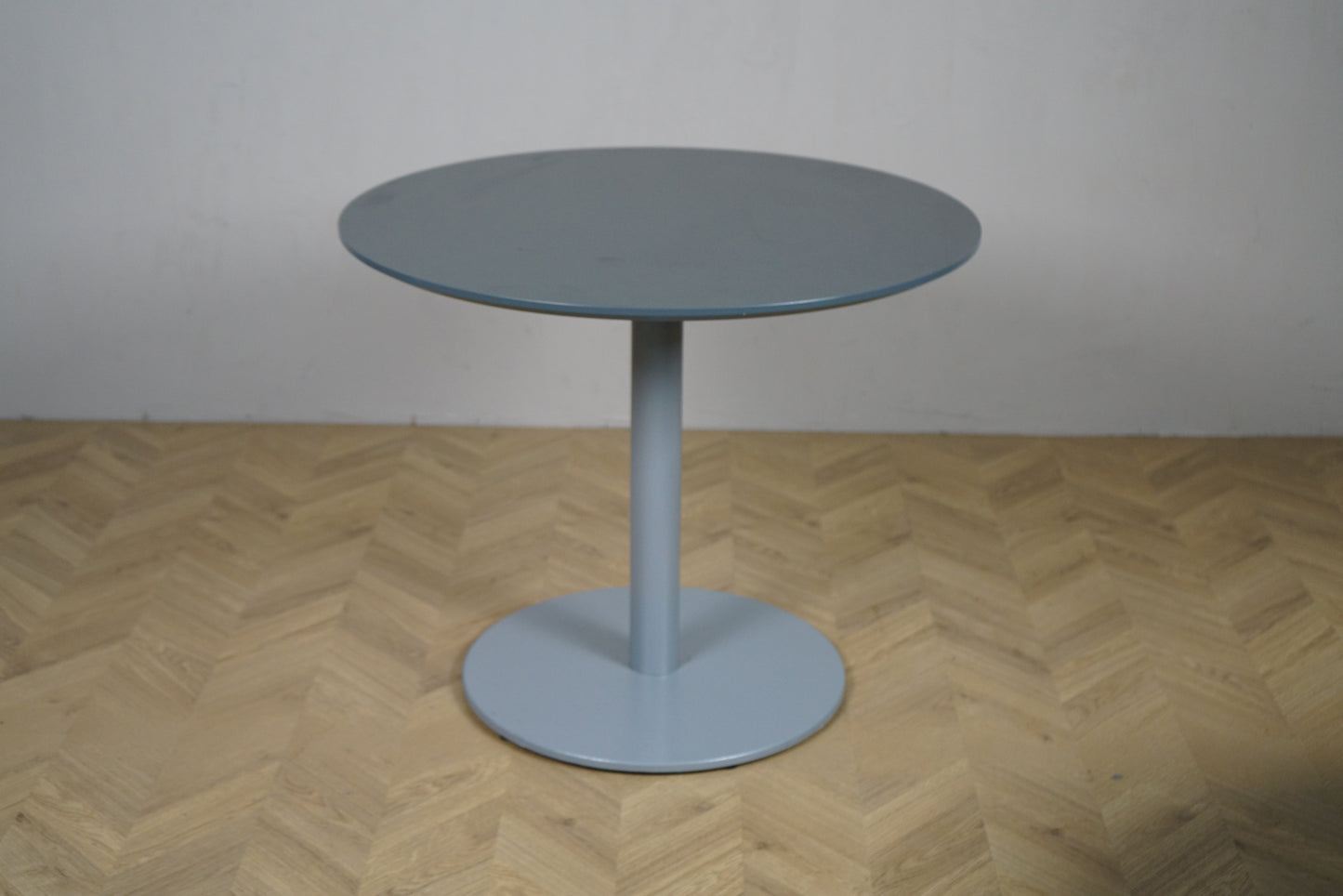 Cube Design rundt cafébord i mørkegrå laminat med metalstel set forfra