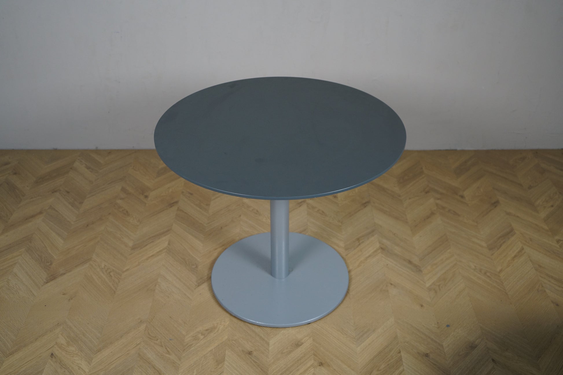 Cube Design rundt cafébord set ovenfra med mørkegrå laminat bordplade