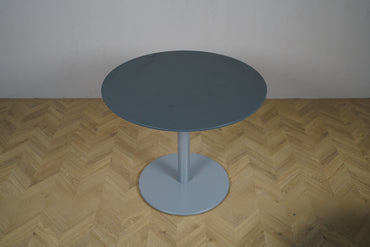 Cube Design rundt cafébord set ovenfra med mørkegrå laminat bordplade