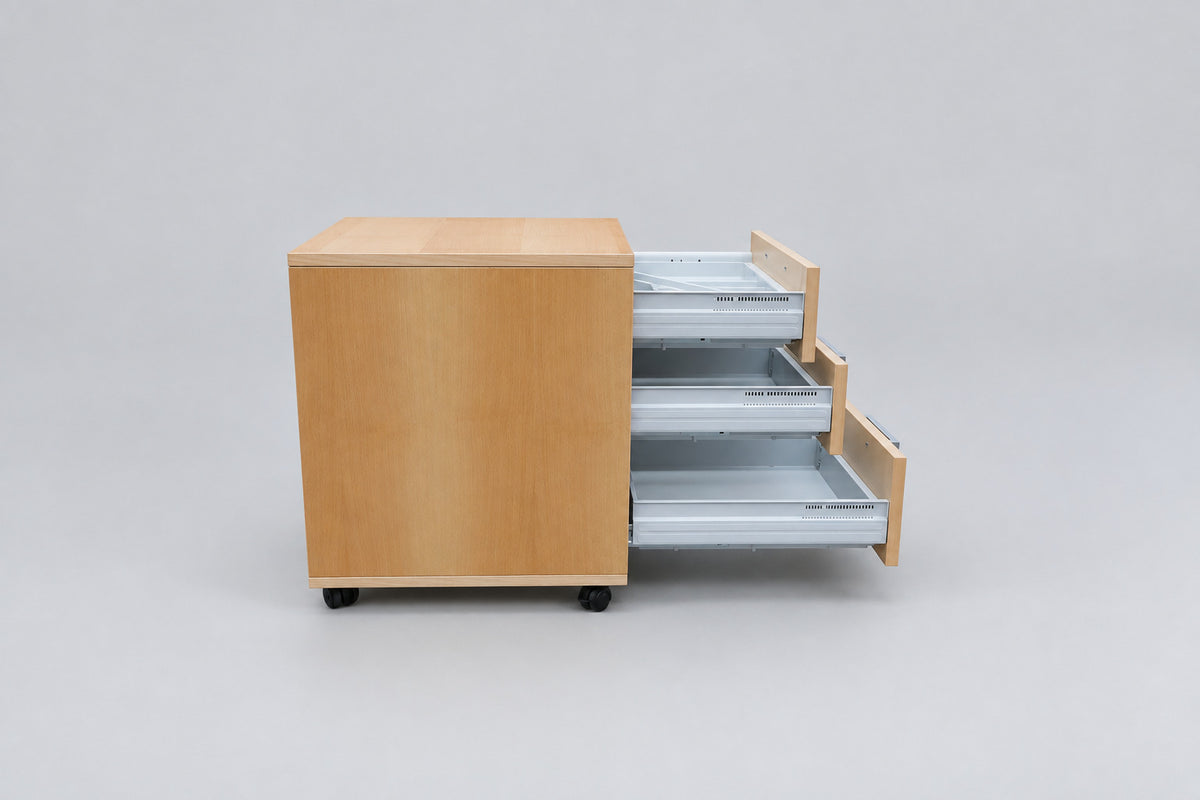 Cube Design skuffedarie i ahornfinér med udtrukket skuffe set fra siden