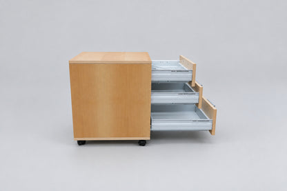 Cube Design skuffedarie i ahornfinér med udtrukket skuffe set fra siden