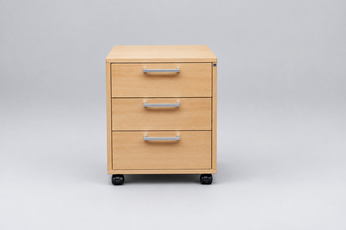 Cube Design skuffekassette i ahornfinér med 3 skuffer og sorte hjul set forfra