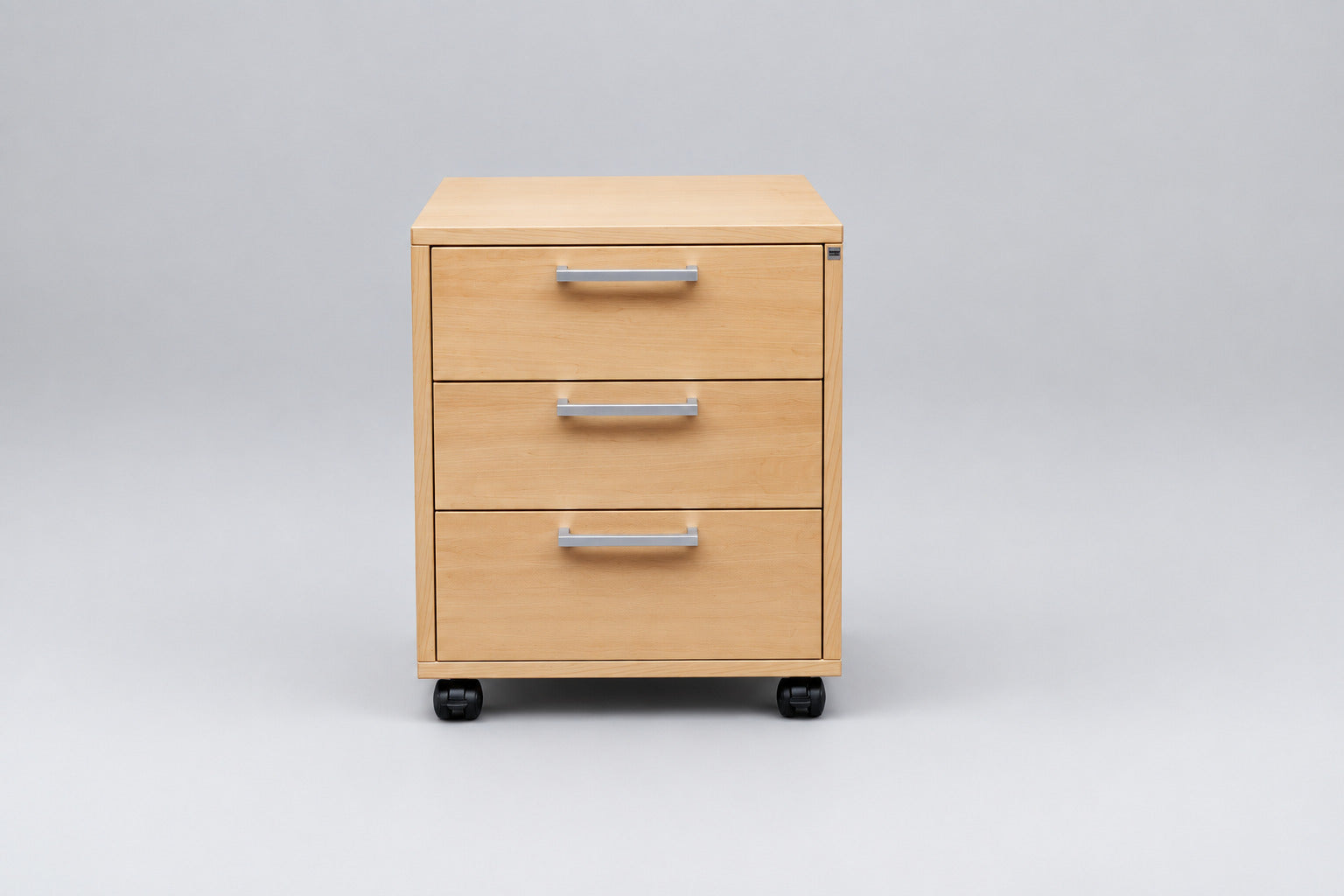 Cube Design skuffekassette i ahornfinér med 3 skuffer og sorte hjul set forfra