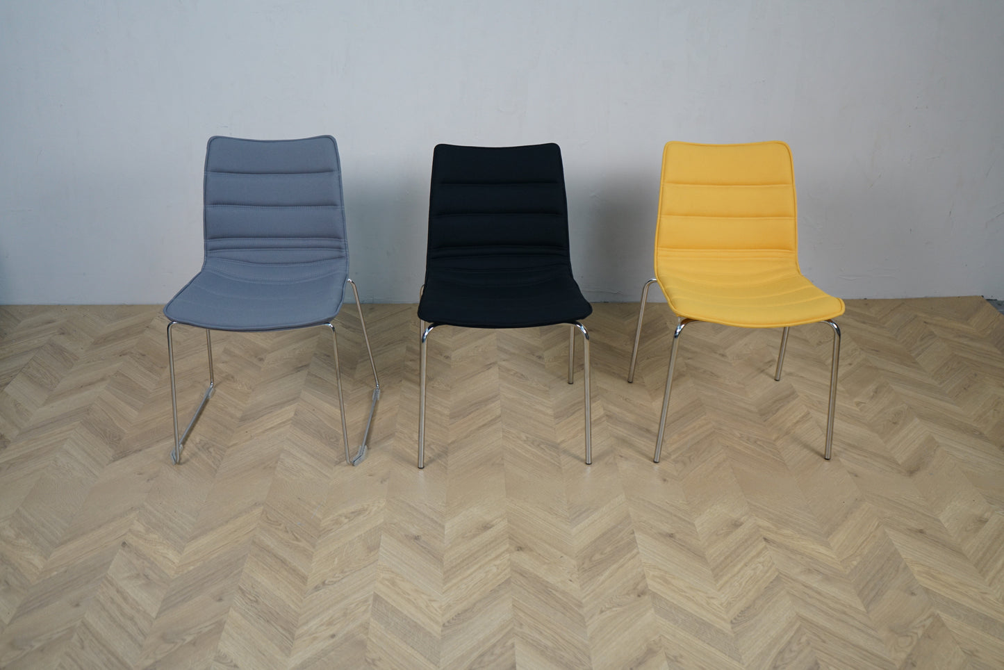 Sæt med tre Cube Design stole i grå, sort og gul med krom stel set forfra