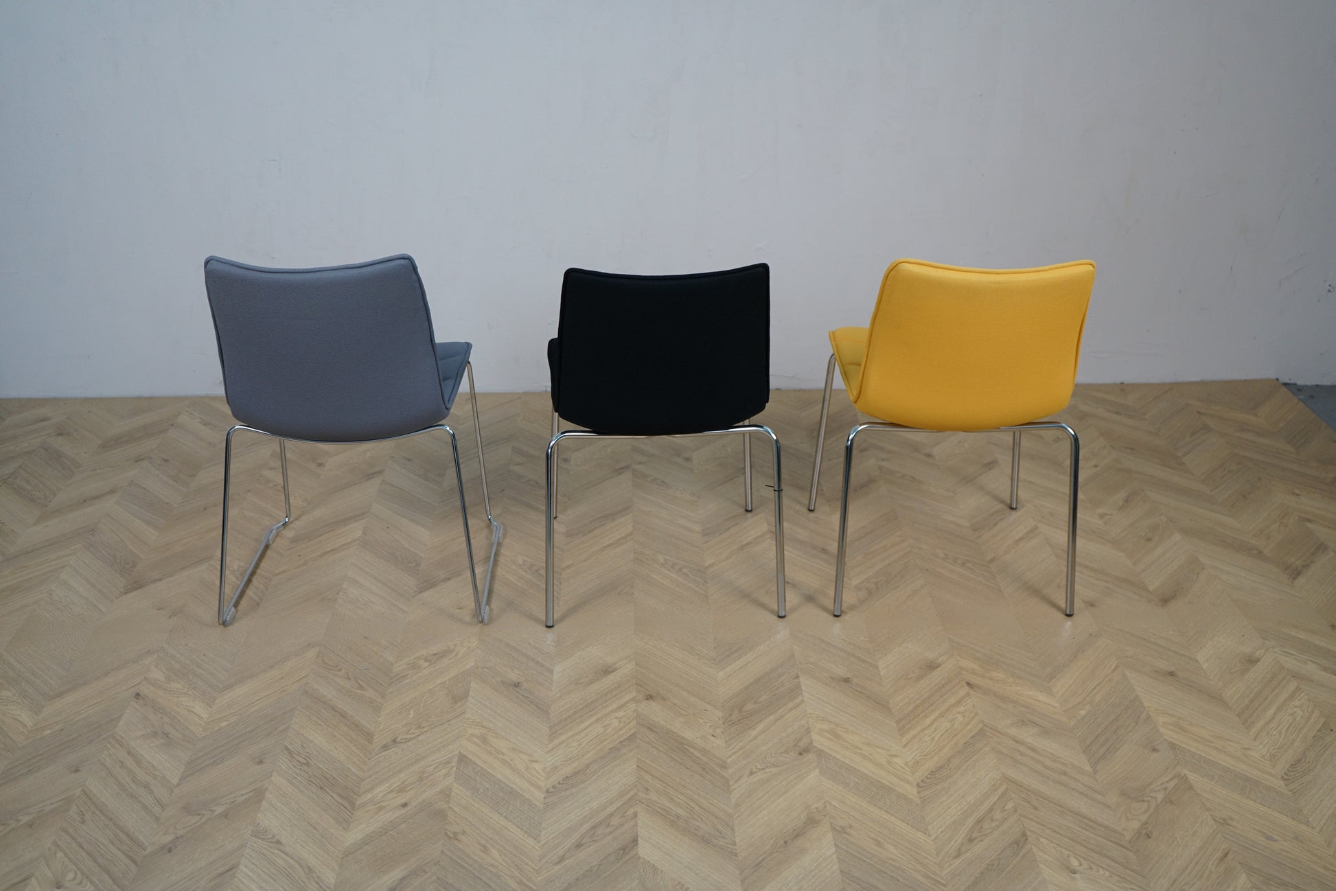 Topview af tre Cube Design stole i grå, sort og gul