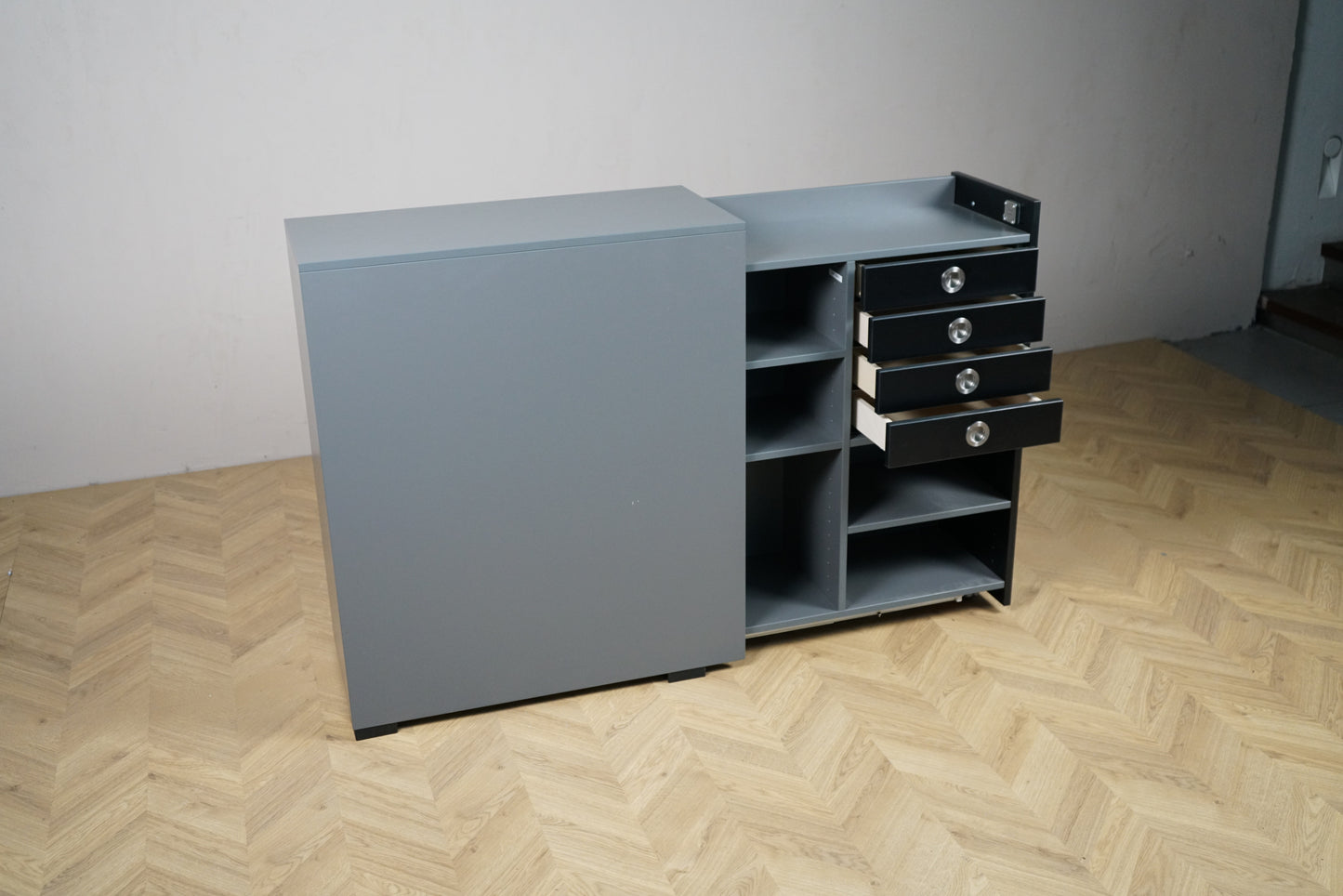 Cube Design venstrevendt udtræksreol trukket ud set i skrå vinkel