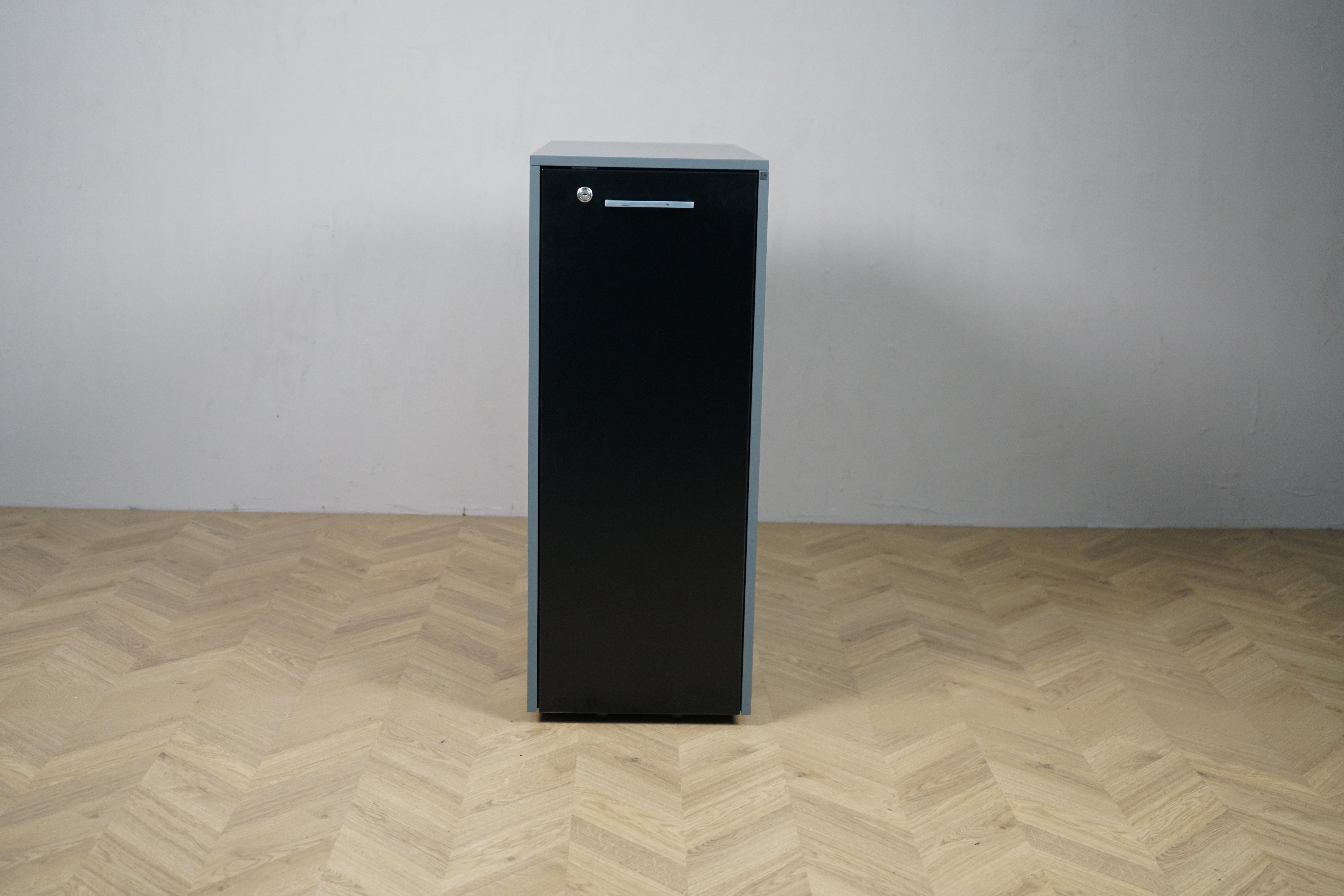 Cube Design venstrevendt udtræksreol i antracitgrå set forfra