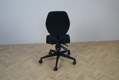 Daarbak Paris sort kontorstol med lav ryg og fuldpolstret design set bagfra.