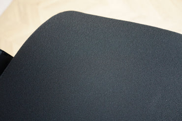 Nærbillede af sædepolstringen på Daarbak Paris kontorstol i sort slidstærkt stof.