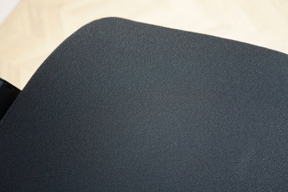 Nærbillede af sædepolstringen på Daarbak Paris kontorstol i sort slidstærkt stof.