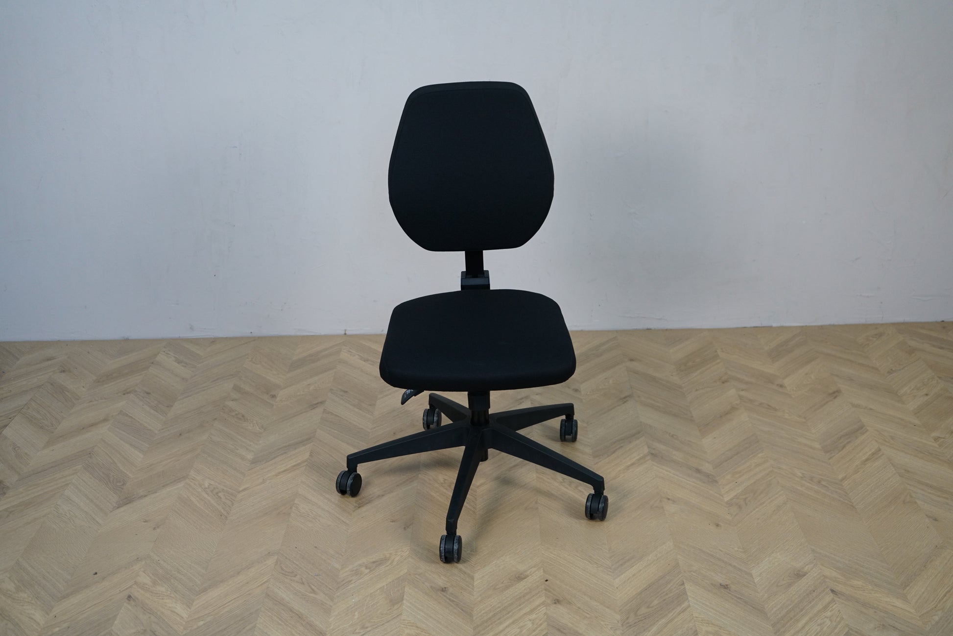 Daarbak Paris sort kontorstol med lav ryg og asynkron mekanisme set forfra.